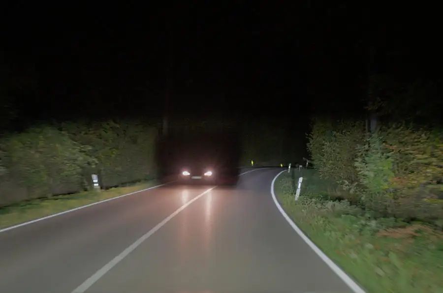 Porsche-Headlights-unikanie-swiecenia-w-inne-pojazdy