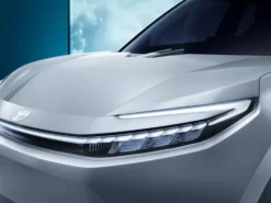 Miejski elektryczny SUV Toyoty - stylowy konkurent Volvo EX30, premiera w 2024_05-reflektor-przód