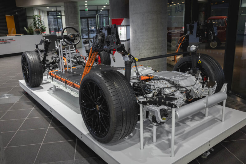 Porsche ujawnia szczegóły swojego długo oczekiwanego elektrycznego SUV-a Macan_07