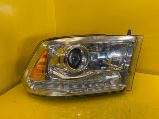 Reflektor Lampa PRAWA Przednia Dodge Ram 13- Lift LED