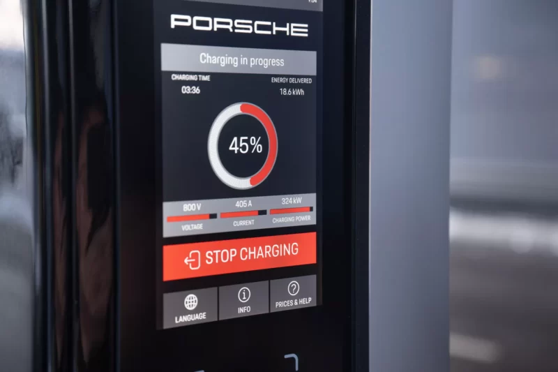 Porsche Taycan Turbo S 2025 podnosi jakość jazdy na napędzie elektrycznym_09-ładowarka