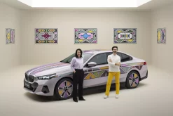 Rewolucyjna estetyka - samochód BMW i5 Art z możliwością zmiany koloru-2024-BMW-i5-Flow-NOSTOKANA-BTS-17