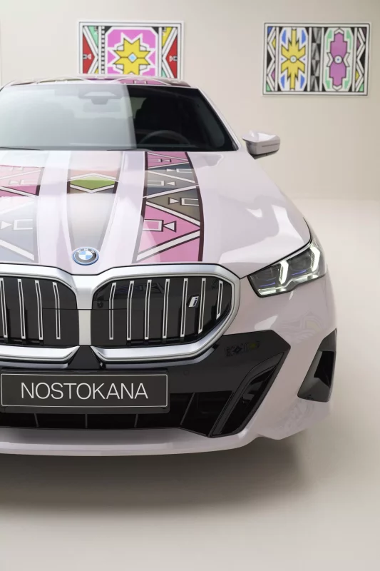 Rewolucyjna estetyka - samochód BMW i5 Art z możliwością zmiany koloru_05-reflektory