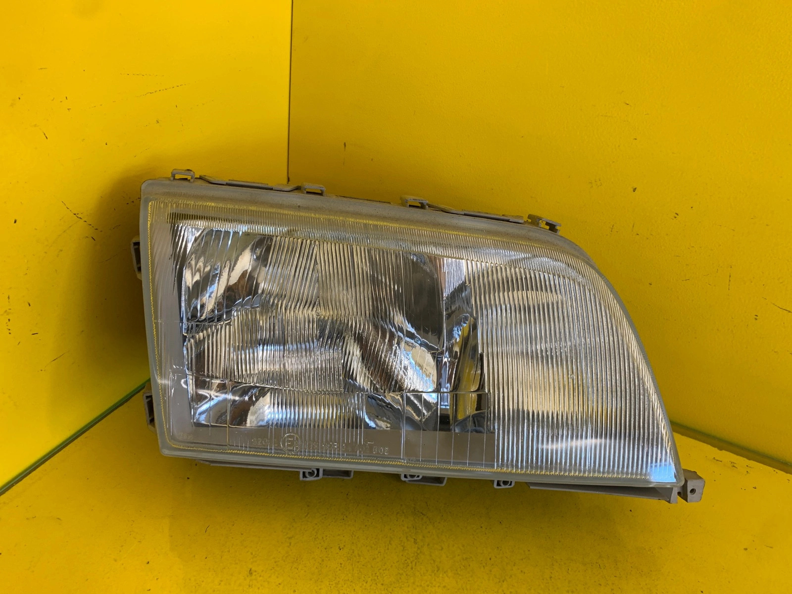 Reflektor Mercedes W202 Lampa Prawa Przód A2028201261 Autolamps Reflektor Mercedes W202 Lampa Prawa Przód A2028201261