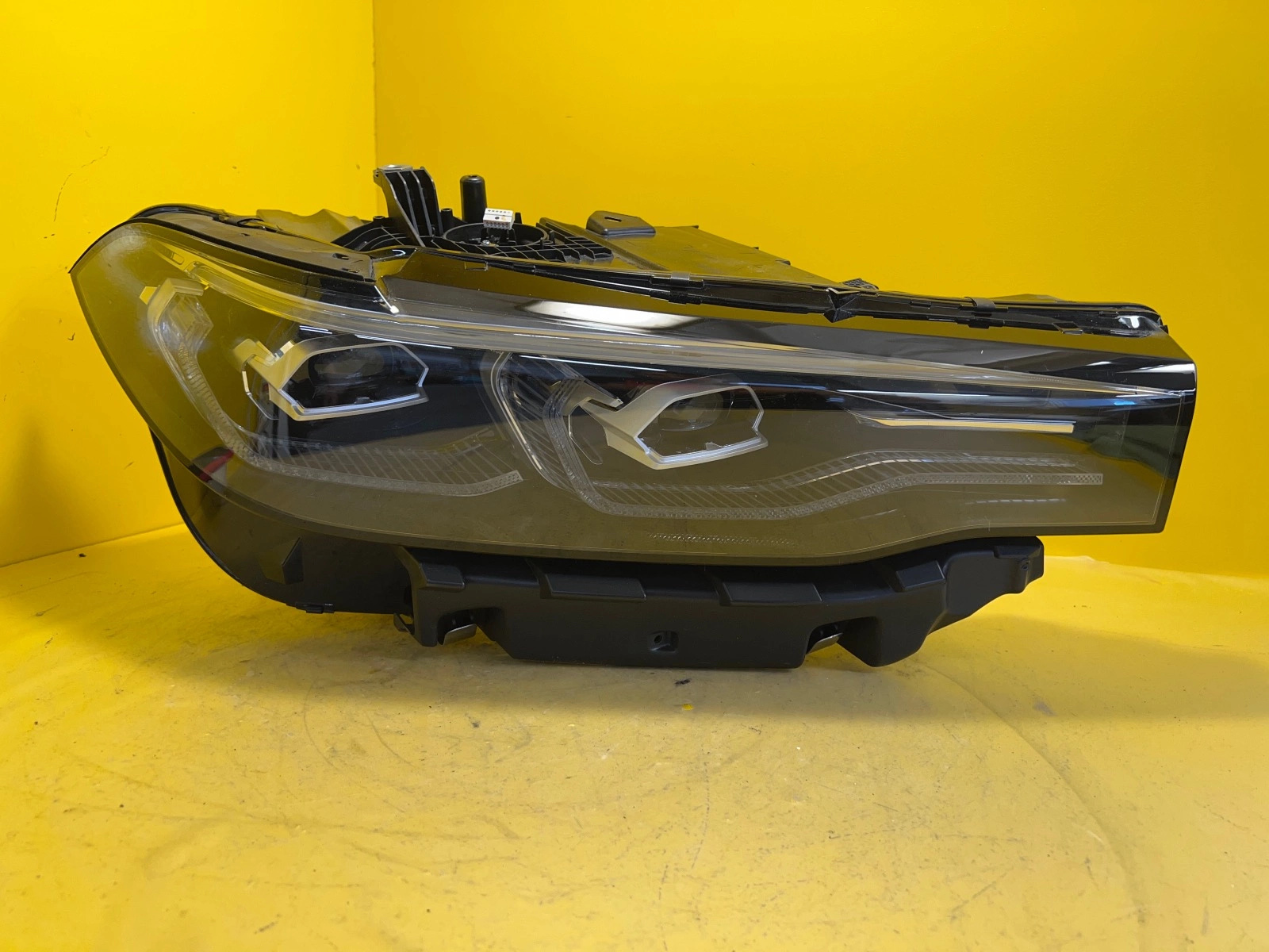 Reflektor BMW X7 G07 LAMPA PRAWA FULL LED ADAPTIVE Autolamps Reflektor BMW X7 G07 LAMPA PRAWA FULL LED ADAPTIVE