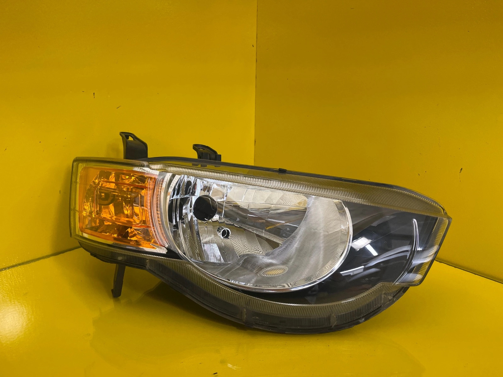 Reflektor Lampa Prawa Mitsubishi Colt 08-12 H4 Autolamps Reflektor Lampa Prawa Mitsubishi Colt 08-12 H4