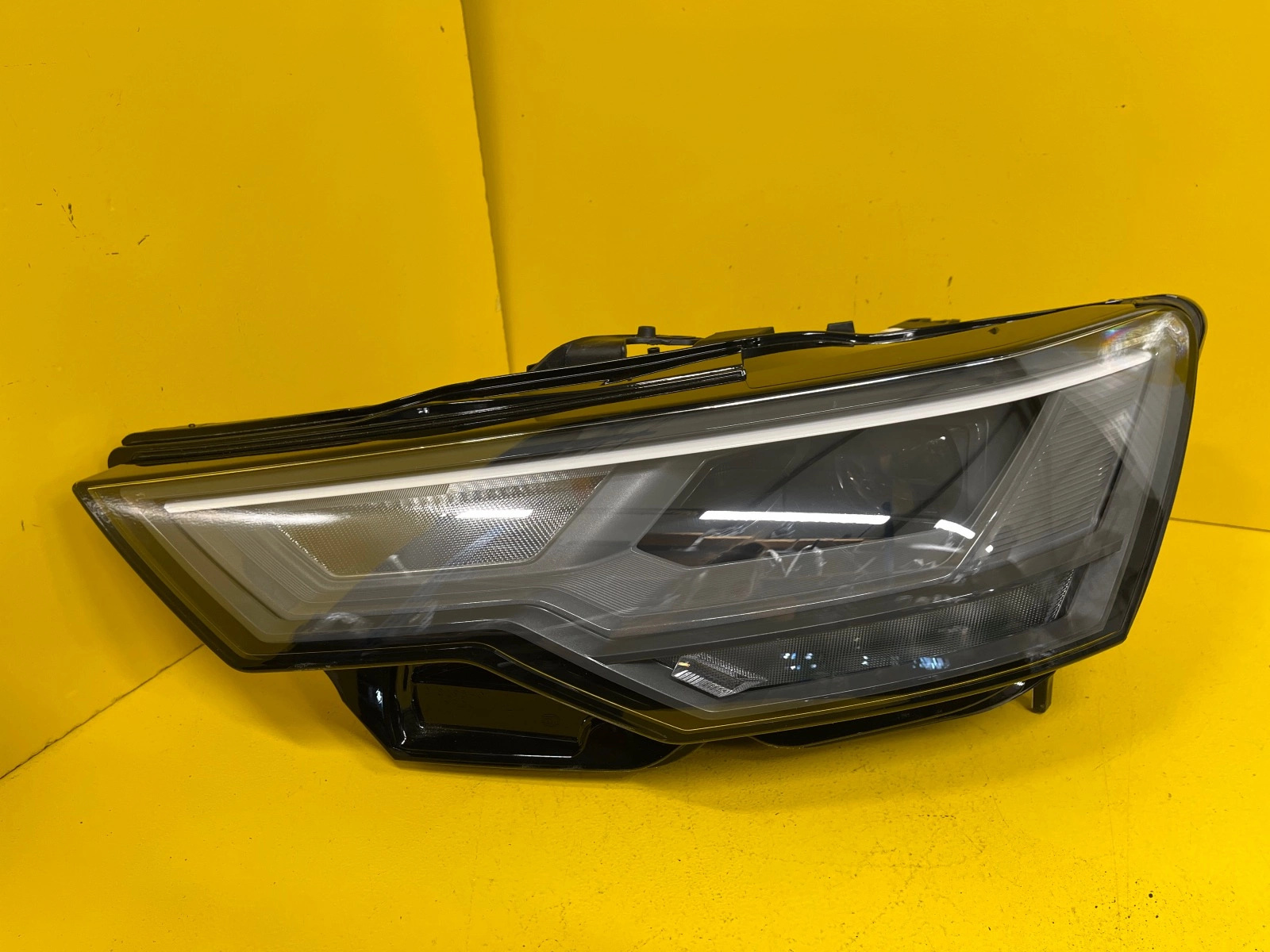 Reflektor REFLEKTOR LEWY AUDI A6 C8 FULL LED 4K0941033 Autolamps Reflektor REFLEKTOR LEWY AUDI A6 C8 FULL LED 4K0941033