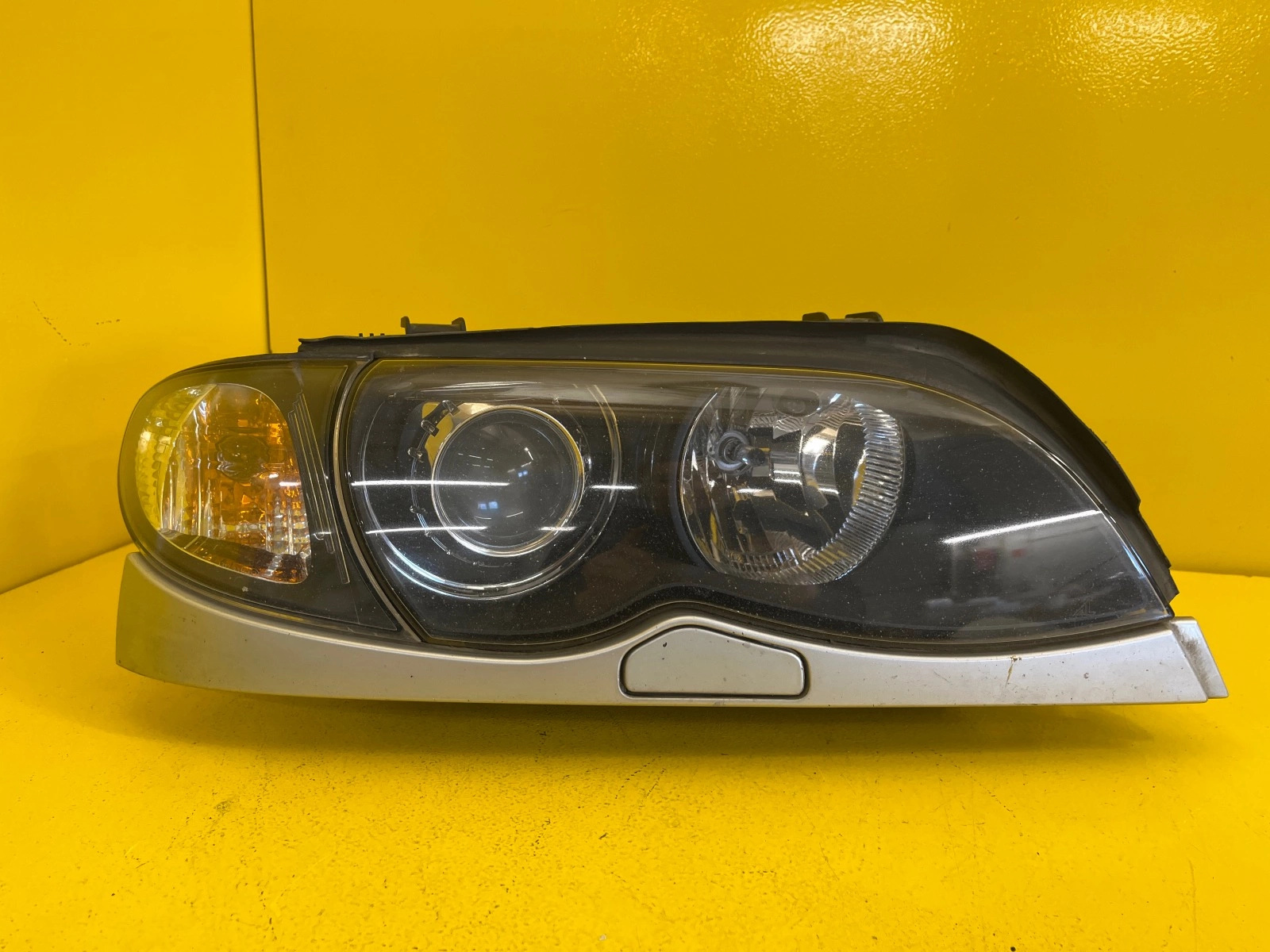 Reflektor LAMPA PRAWA PRZEDNIA BMW E46 LIFT XENON 02-05 Autolamps Reflektor LAMPA PRAWA PRZEDNIA BMW E46 LIFT XENON 02-05