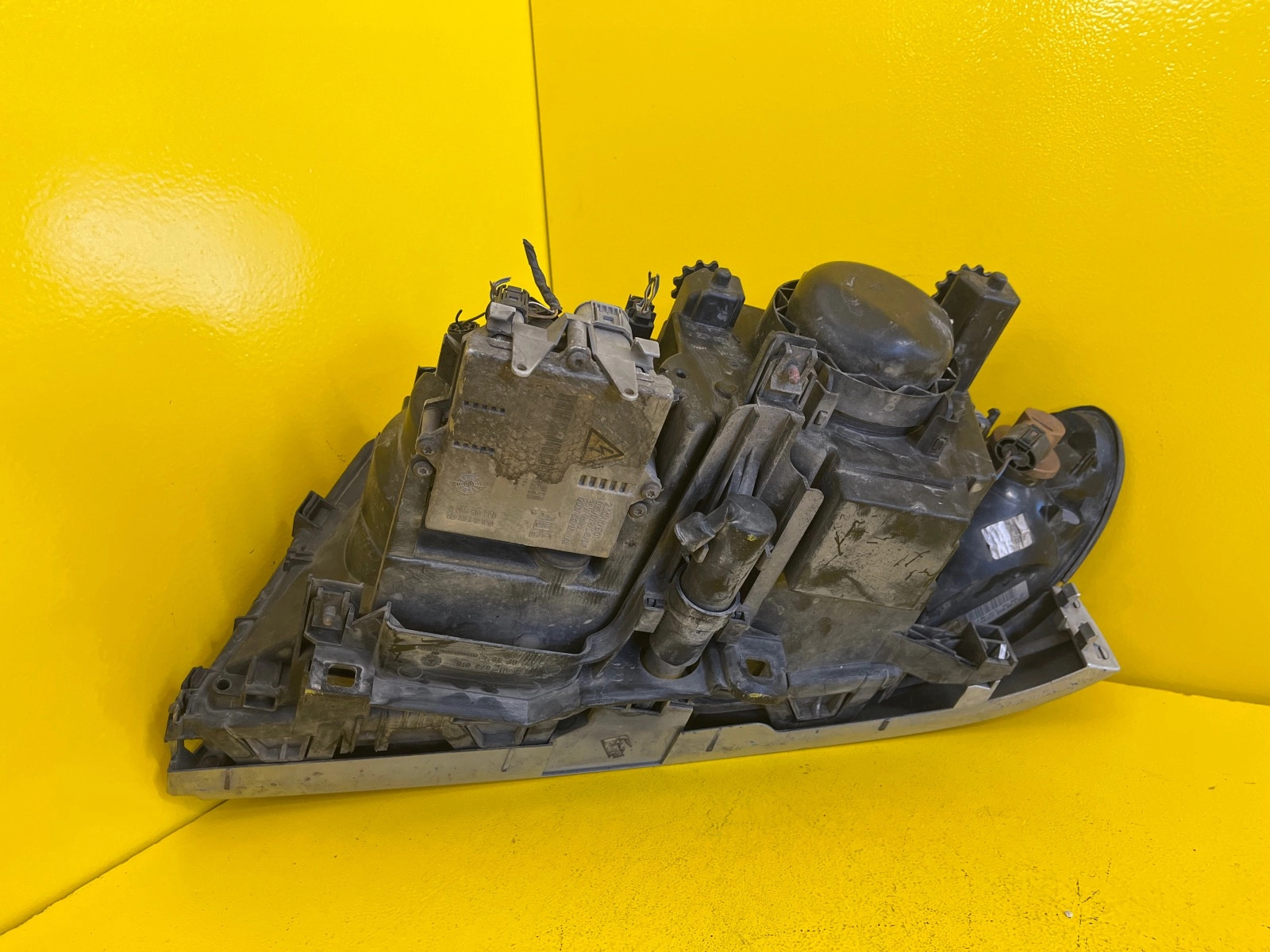 Reflektor LAMPA PRAWA PRZEDNIA BMW E46 LIFT XENON 02-05 Autolamps 3 Reflektor LAMPA PRAWA PRZEDNIA BMW E46 LIFT XENON 02-05