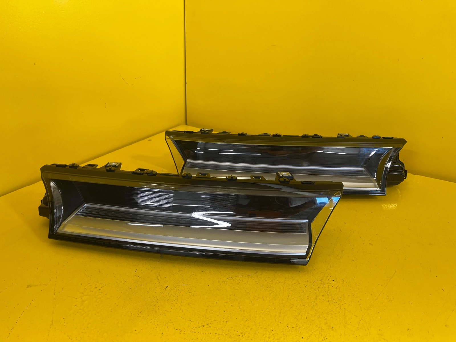 Reflektor Lampa Prawa Lewa Volkswagen T7 7T0 LED 7T0941653A Autolamps Reflektor Lampa Prawa Lewa Volkswagen T7 7T0 LED 7T0941653A