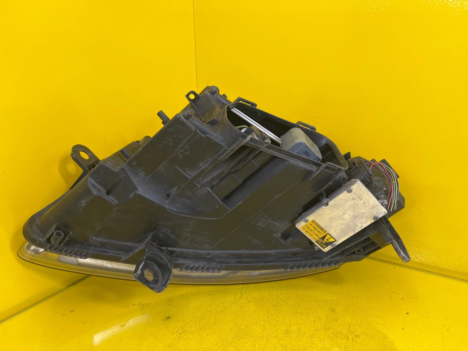 Reflektor Lampa Prawa Audi A6 C6 4F0 BI-XENON Nieskrętna Autolamps 4 Reflektor Lampa Prawa Audi A6 C6 4F0 BI-XENON Nieskrętna