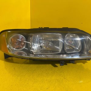 Reflektor LAMPA PRAWA PRZEDNIA VOLVO V70 2 II LIFT 30698836