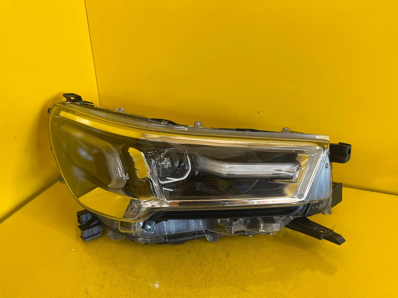 Reflektor LAMPA PRAWA PRZÓD TOYOTA HILUX VIII LIFT FULL LED Autolamps Reflektor LAMPA PRAWA PRZÓD TOYOTA HILUX VIII LIFT FULL LED