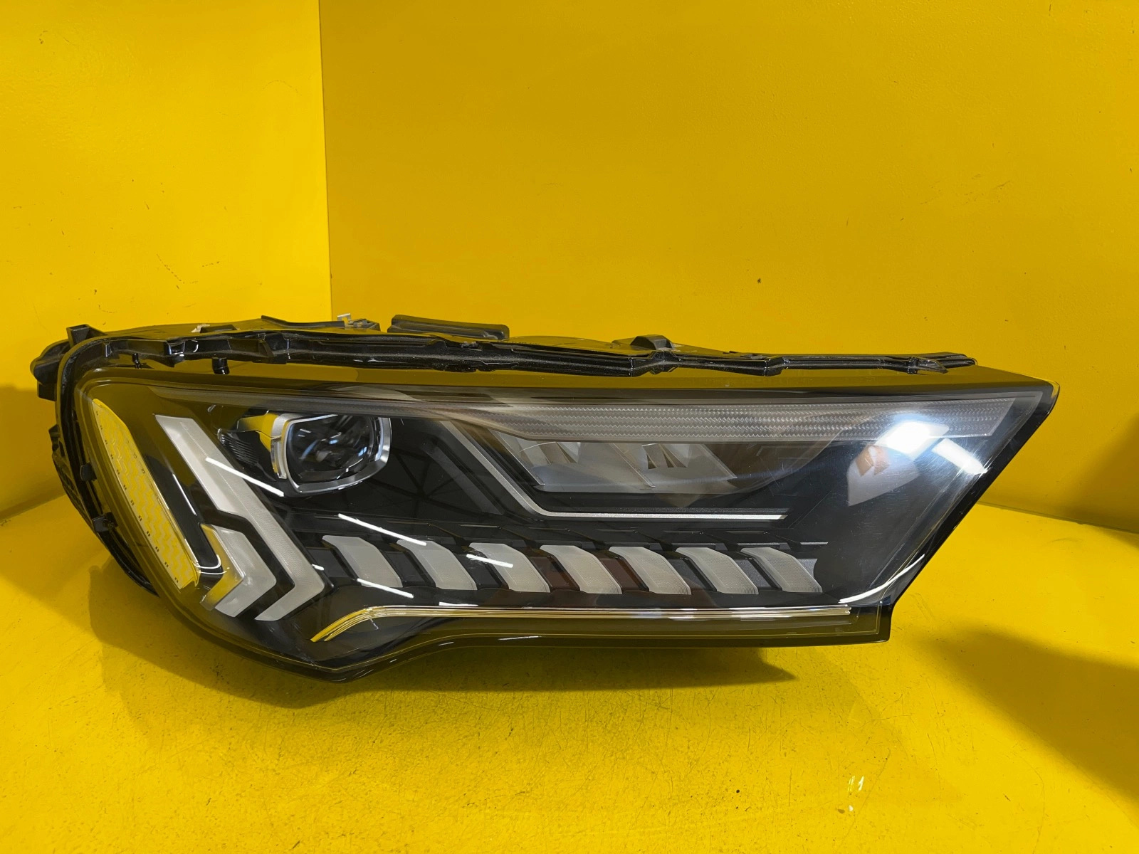 Reflektor LAMPA PRAWA AUDI Q7 4M MATRIX 4M0941040C Autolamps Reflektor LAMPA PRAWA AUDI Q7 4M MATRIX 4M0941040C