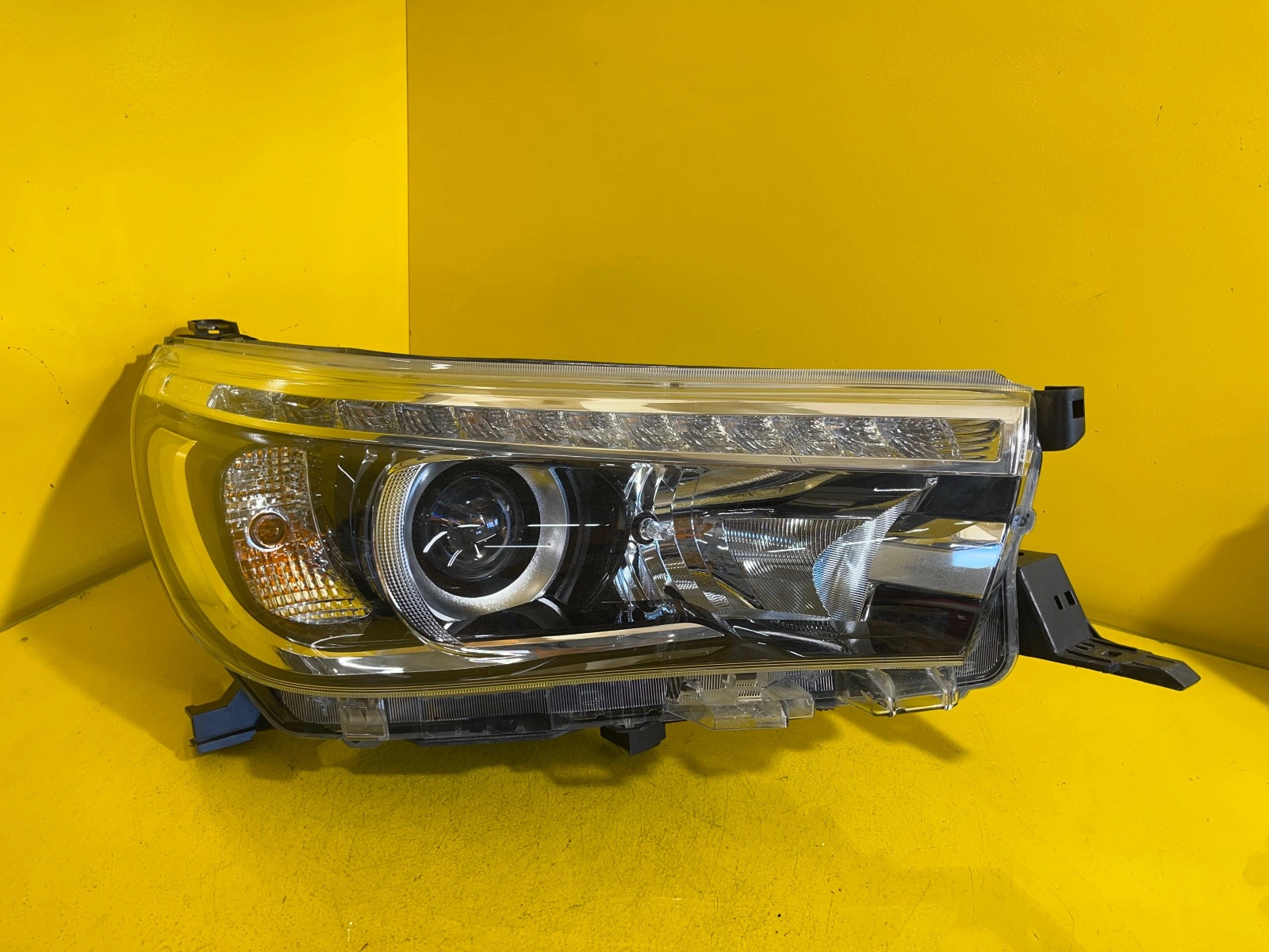 Reflektor Lampa Prawa TOYOTA HILUX FULL LED 16-21 Autolamps Reflektor Lampa Prawa TOYOTA HILUX FULL LED 16-21