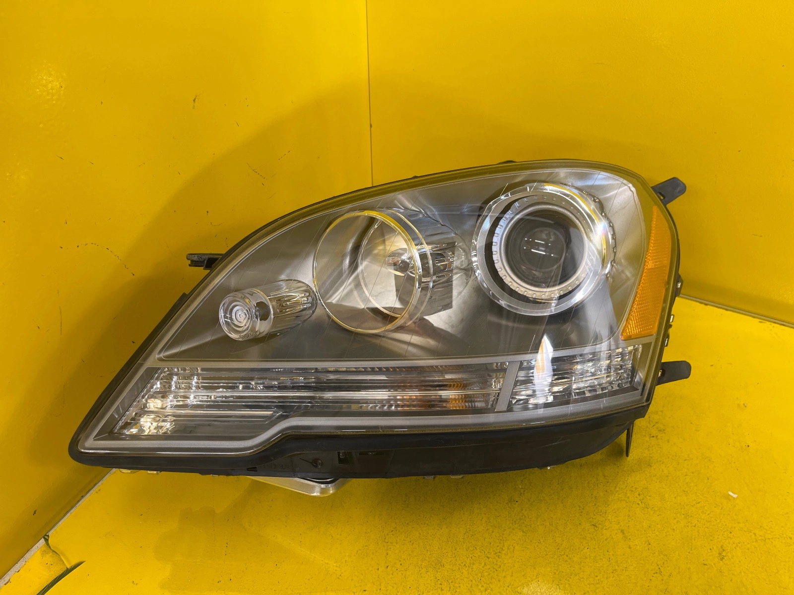 Reflektor Lampa Lewa Mercedes ML W164 05-08 BI Xenon USA A1648205759 Autolamps Reflektor Lampa Lewa Mercedes ML W164 05-08 BI Xenon USA A1648205759