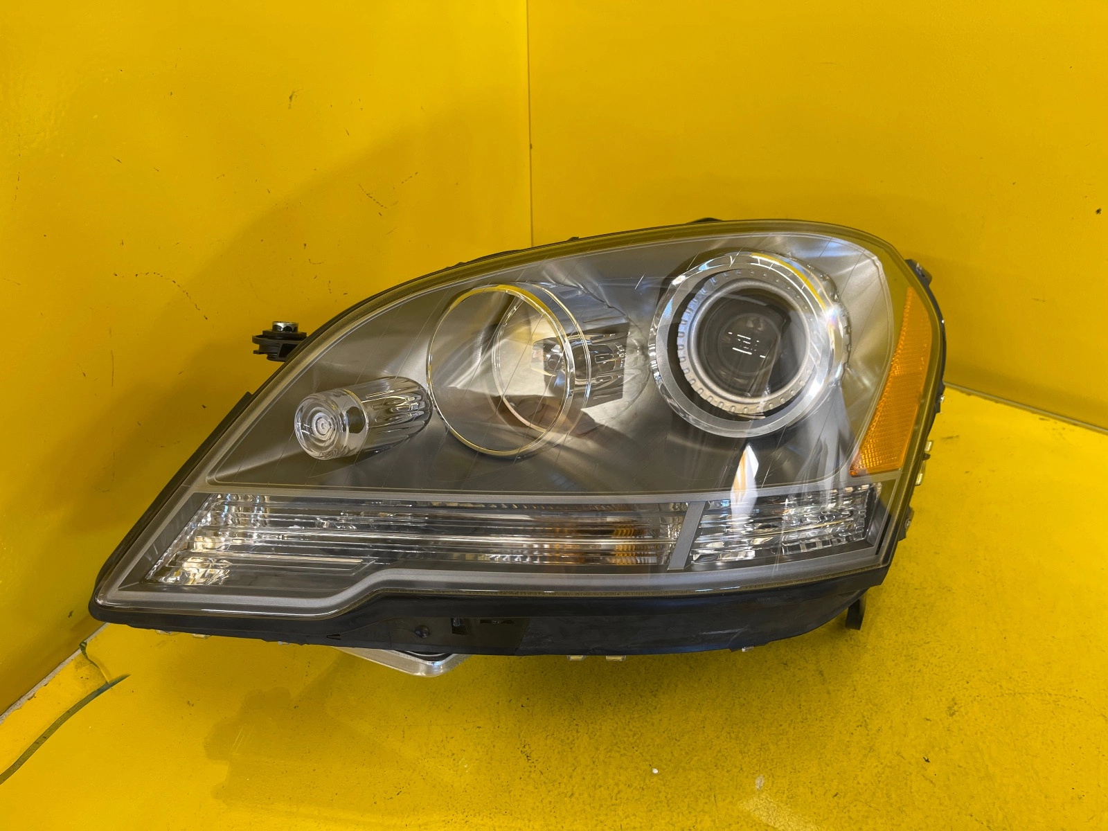 Reflektor Lampa LEWA Mercedes ML W164 05-08 BI Xenon USA A1648205759 Autolamps Reflektor Lampa LEWA Mercedes ML W164 05-08 BI Xenon USA A1648205759