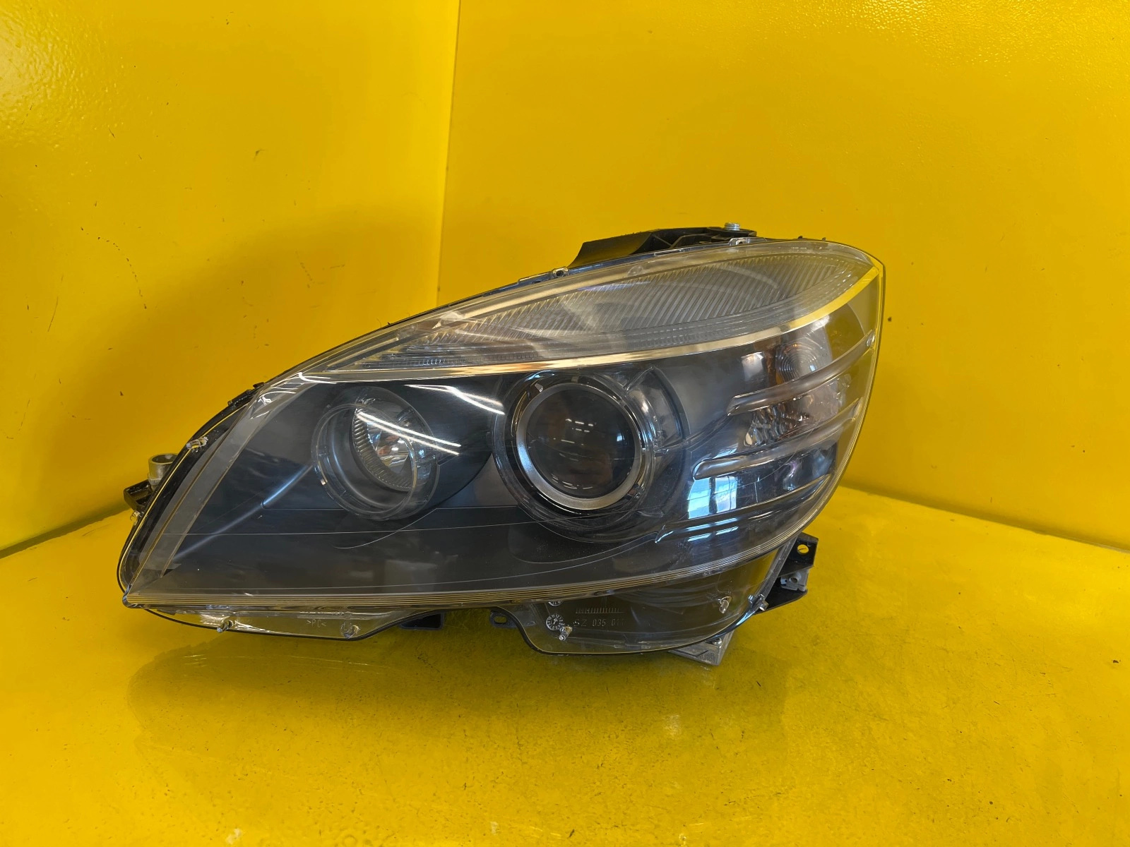 Reflektor Lampa Lewa MERCEDES W204 C-Klasa 11-14 XENON A2048207561 Autolamps Reflektor Lampa Lewa MERCEDES W204 C-Klasa 11-14 XENON A2048207561