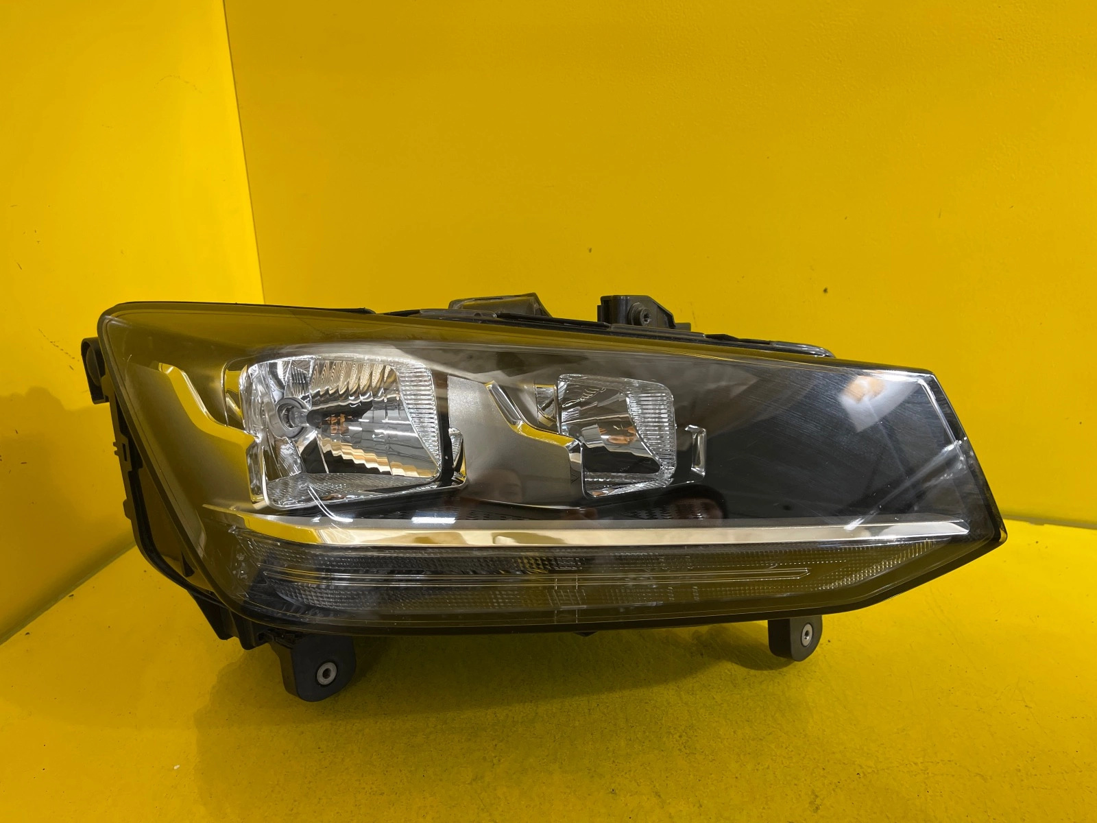 Reflektor LAMPA PRZEDNIA PRAWA AUDI Q2 2018 ZWYKŁA Autolamps Reflektor LAMPA PRZEDNIA PRAWA AUDI Q2 2018 ZWYKŁA