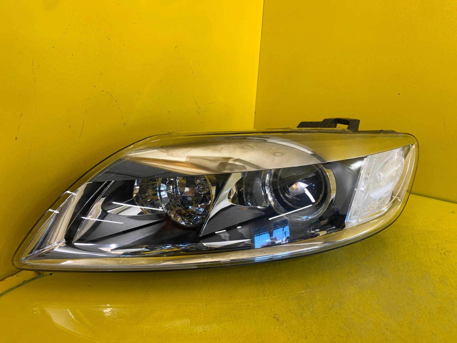 Reflektor LAMPA LEWA PRZÓD AUDI Q7 XENON 05- 4L0941029M Autolamps Reflektor LAMPA LEWA PRZÓD AUDI Q7 XENON 05- 4L0941029M