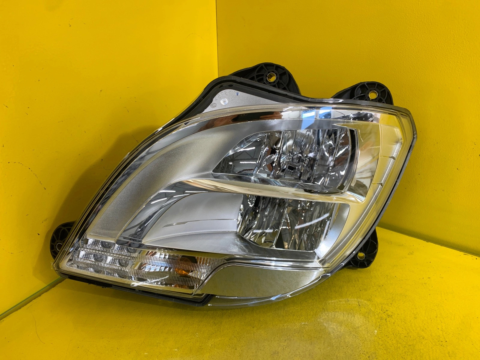 Reflektor LAMPA LEWA DAF XF 106 LIFT LED 2020 Autolamps Reflektor LAMPA LEWA DAF XF 106 LIFT LED 2020
