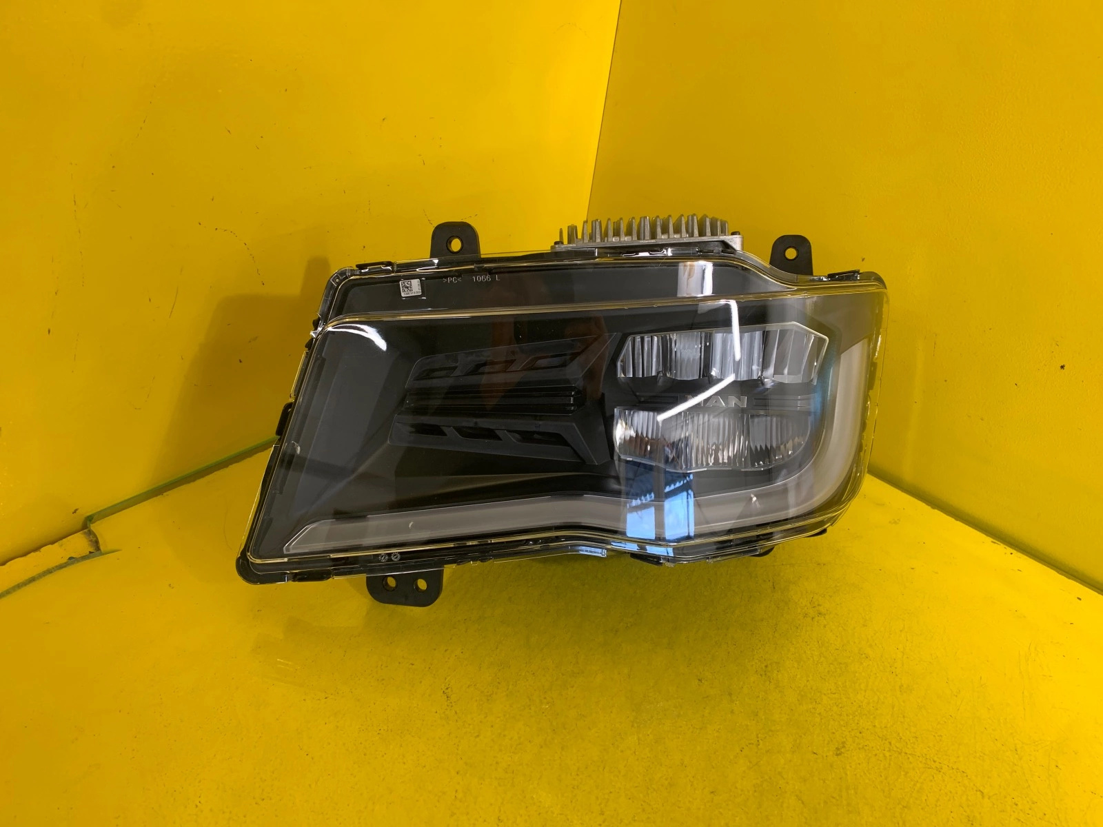 Reflektor Lampa LEWA MAN TGX TGE TGS FULL LED 81251016861 Autolamps Reflektor Lampa LEWA MAN TGX TGE TGS FULL LED 81251016861