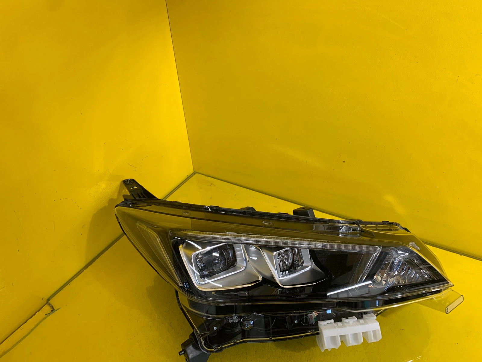 Reflektor LAMPA PRAWA NISSAN LEAF II 17- FULL LED 260105SH5B Autolamps Reflektor LAMPA PRAWA NISSAN LEAF II 17- FULL LED 260105SH5B