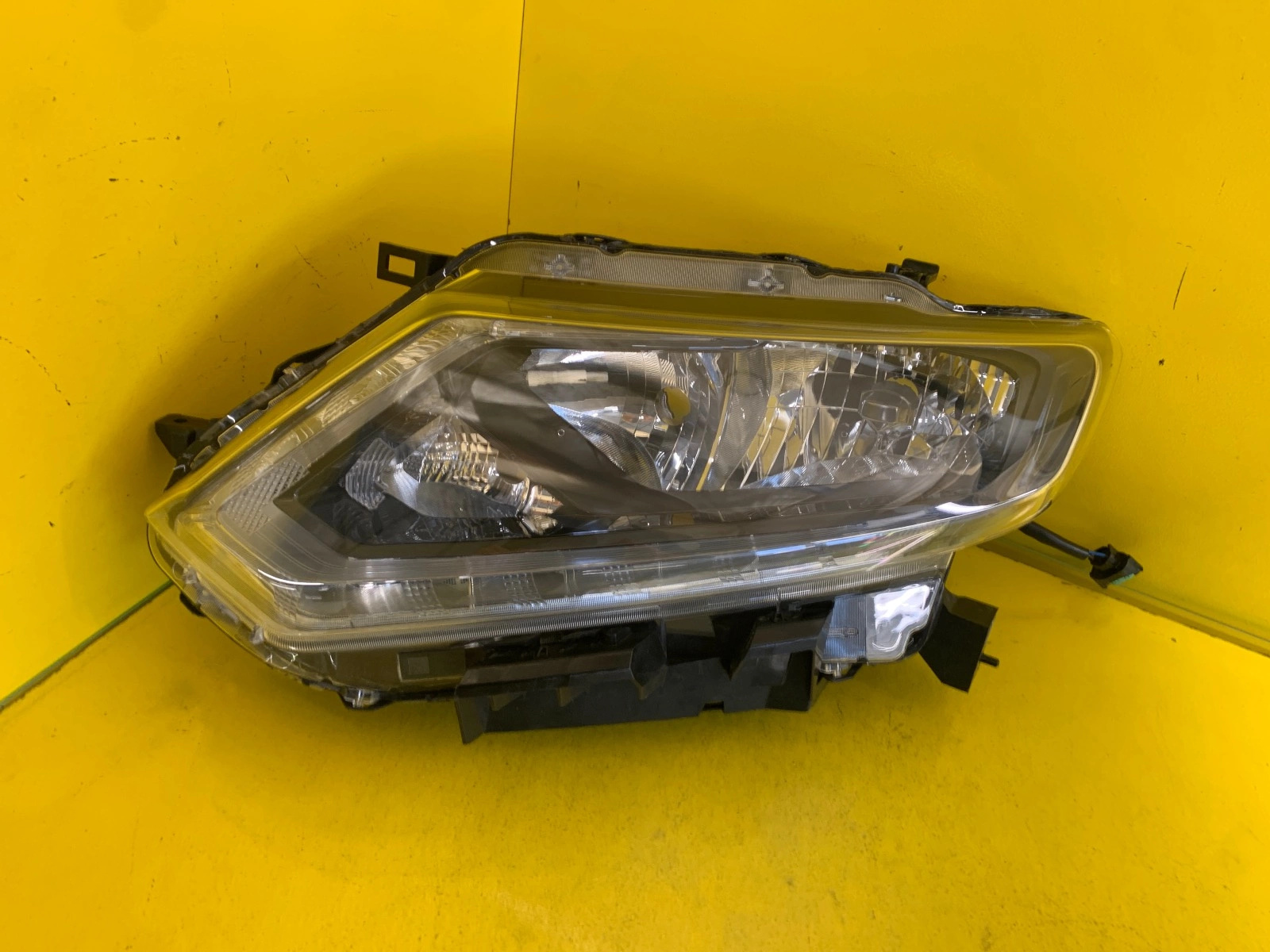 Reflektor Lampa Lewa Nissan X-Trail T32 przed lift 14-18 Autolamps Reflektor Lampa Lewa Nissan X-Trail T32 przed lift 14-18