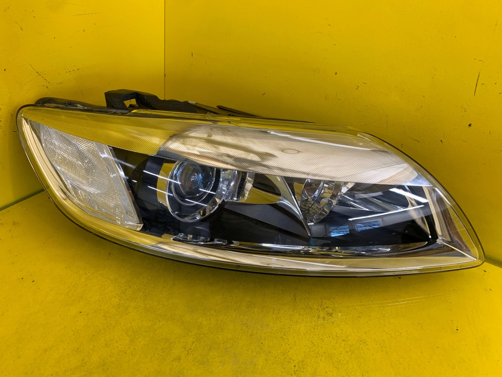 Reflektor Lampa Prawa Przód Audi Q7 Xenon 05- 4L0941030M Autolamps Reflektor Lampa Prawa Przód Audi Q7 Xenon 05- 4L0941030M