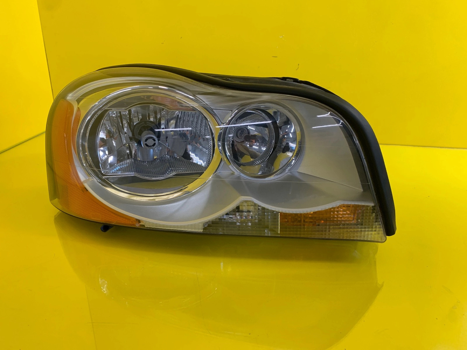 Reflektor Lampa Prawa Volvo XC90 I 02- Xenon 30764398 Autolamps Reflektor Lampa Prawa Volvo XC90 I 02- Xenon 30764398