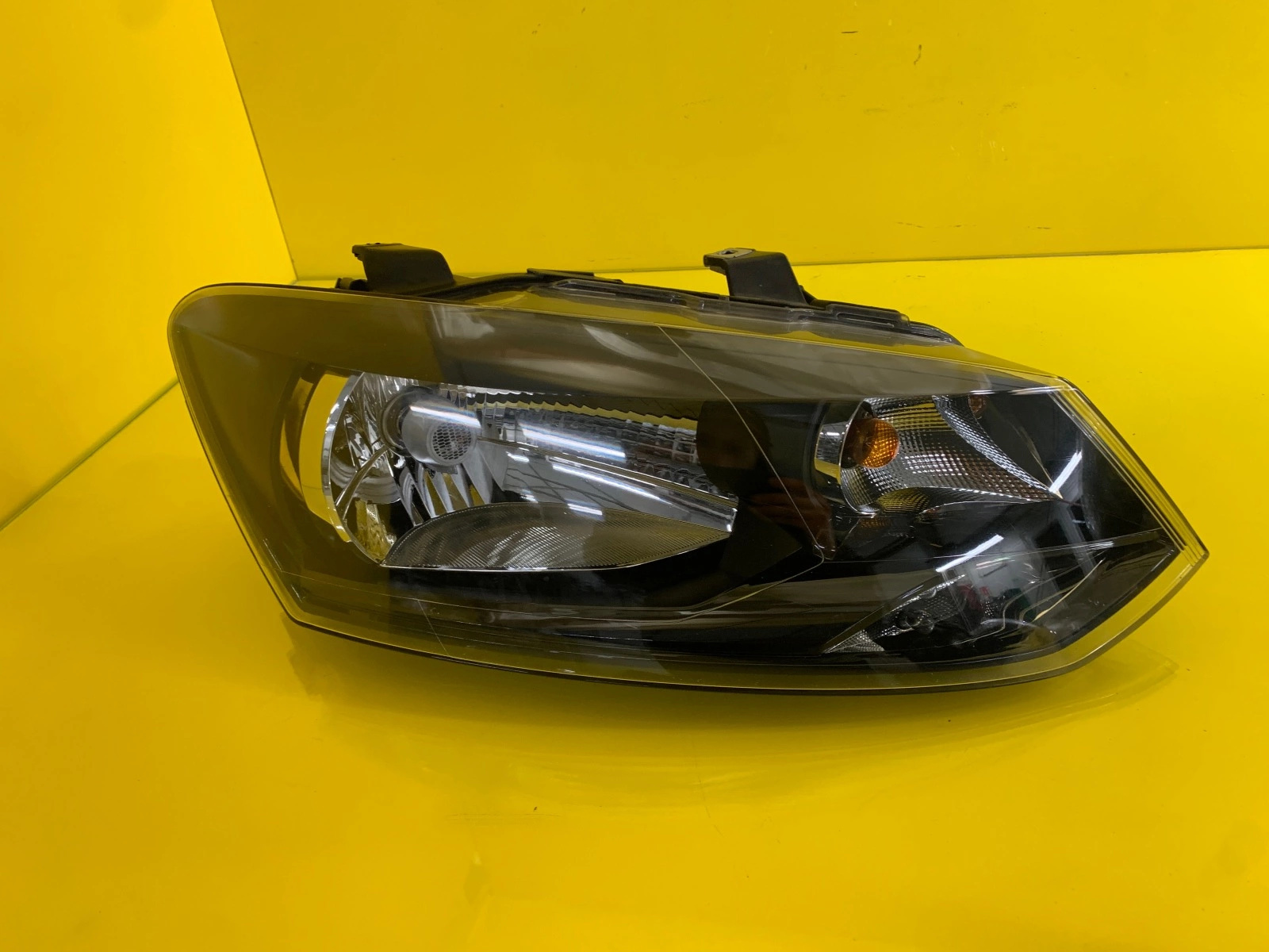 Reflektor Lampa Prawa Przednia VW Polo 6R0 6R1941016E Autolamps Reflektor Lampa Prawa Przednia VW Polo 6R0 6R1941016E