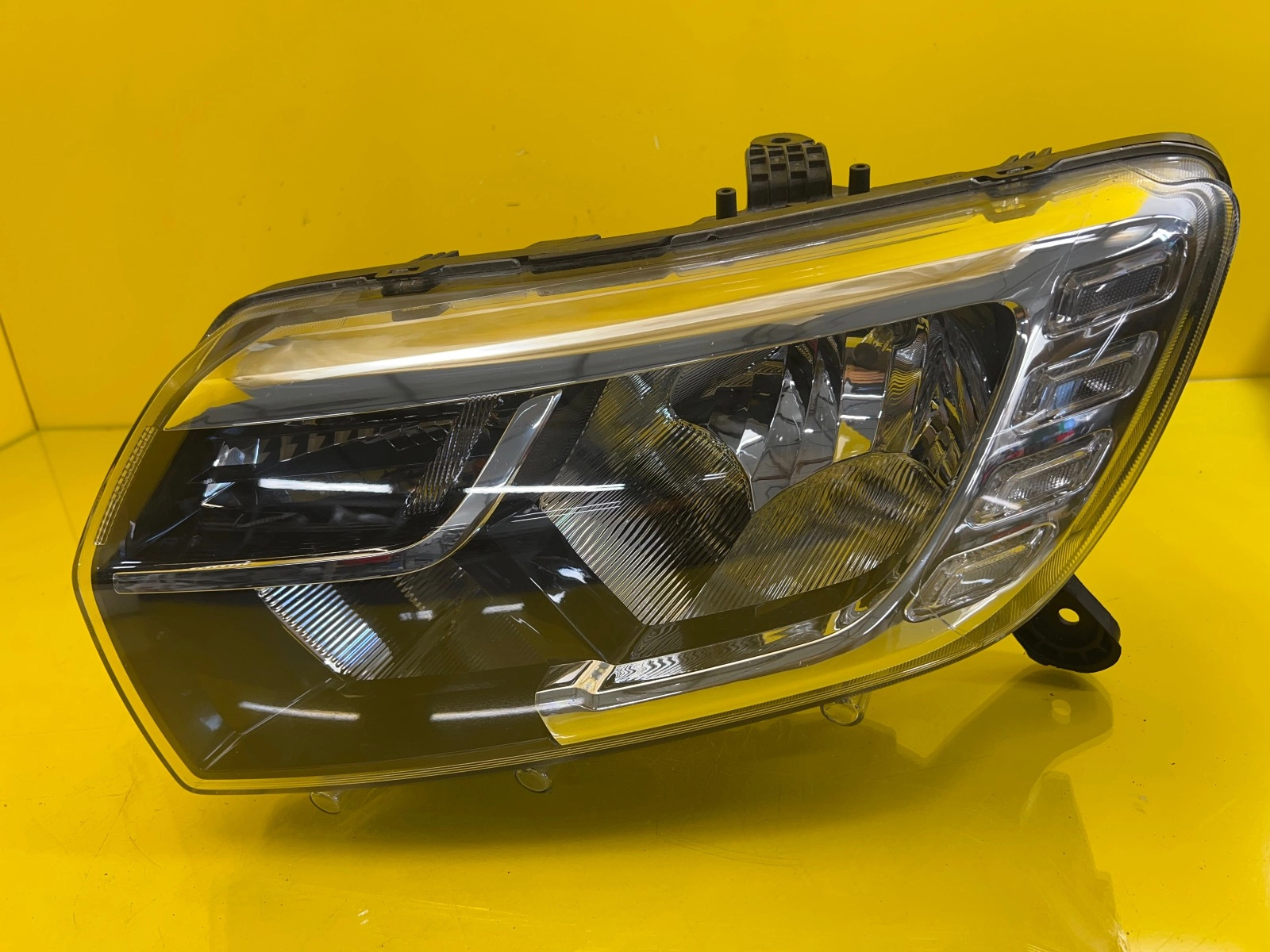 Reflektor Lampa lewa Dacia Sandero 2 II Lift 16-20 zwykła 260608143R Autolamps Reflektor Lampa lewa Dacia Sandero 2 II Lift 16-20 zwykła 260608143R