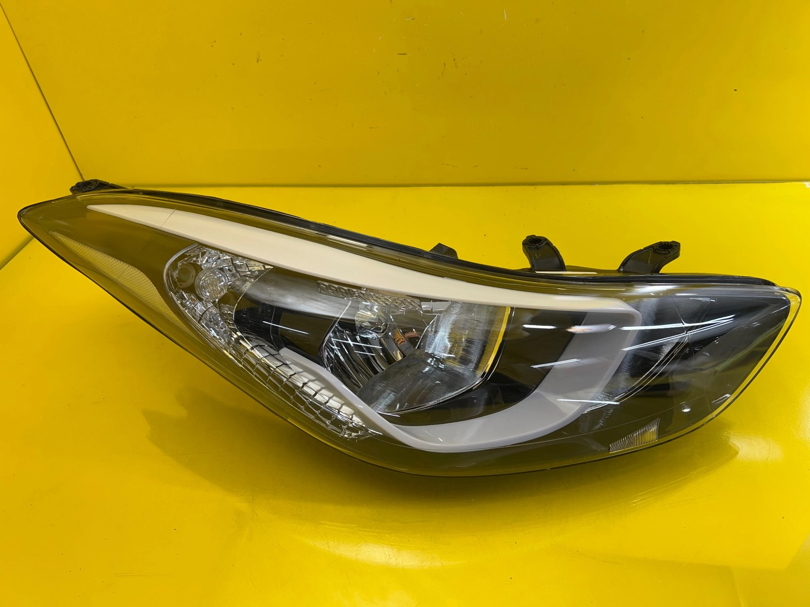 Reflektor Lampa Prawa Przednia Hyundai Elantra Zwykła 10-16 Autolamps Reflektor Lampa Prawa Przednia Hyundai Elantra Zwykła 10-16