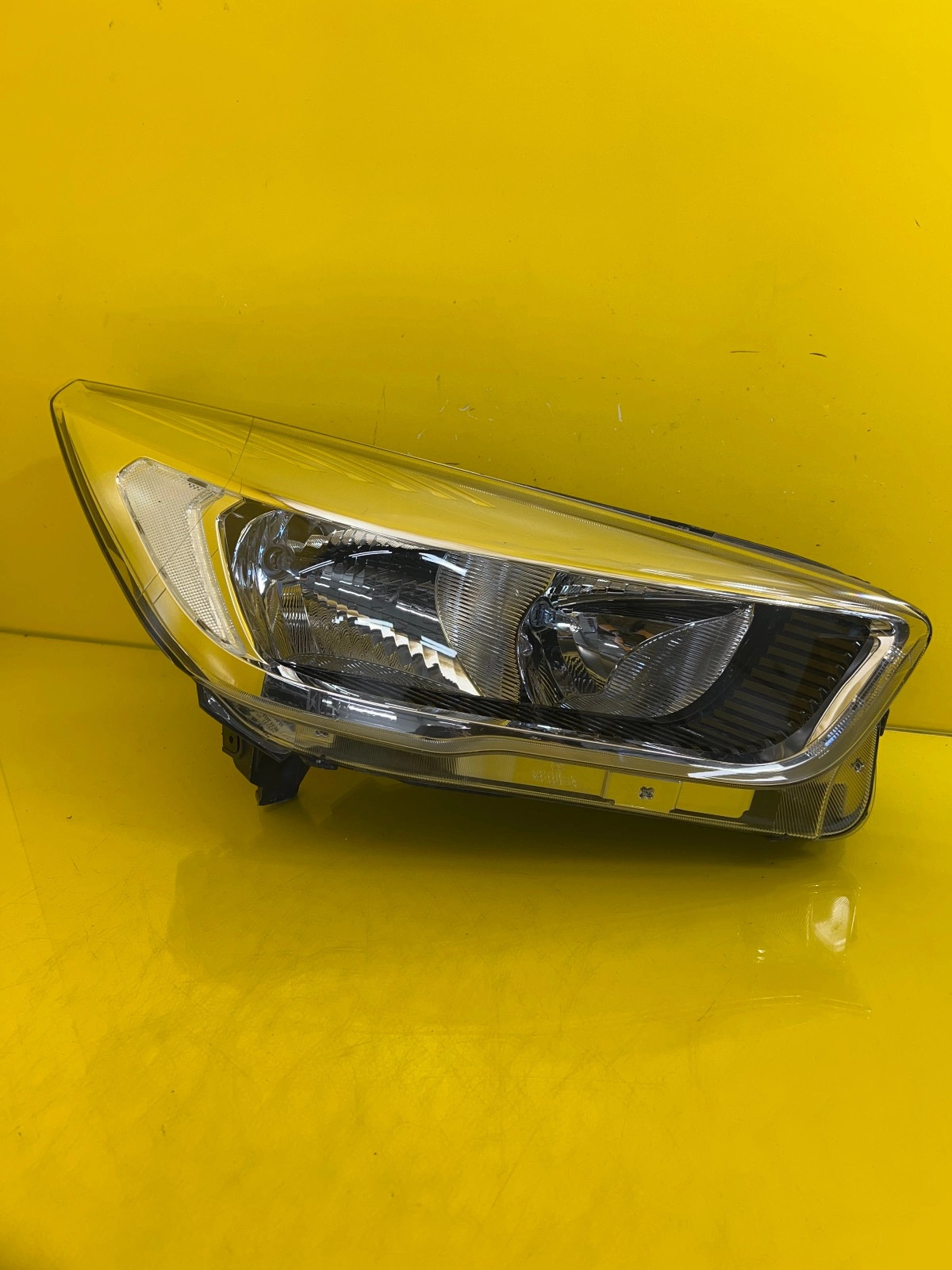 Reflektor Lampa Prawa Ford Kuga MK2 II Lift 16- GV41-13W029-AJ Autolamps Reflektor Lampa Prawa Ford Kuga MK2 II Lift 16- GV41-13W029-AJ