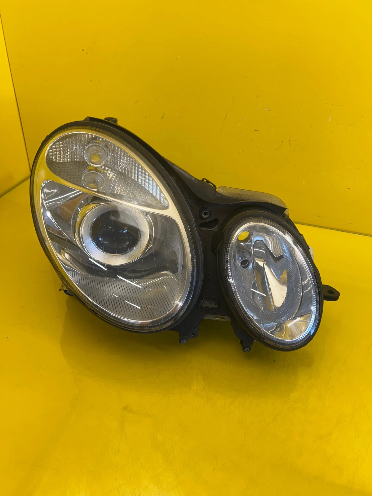 Reflektor Lampa Prawa Przednia Mercedes W211 Bi-Xenon Autolamps Reflektor Lampa Prawa Przednia Mercedes W211 Bi-Xenon