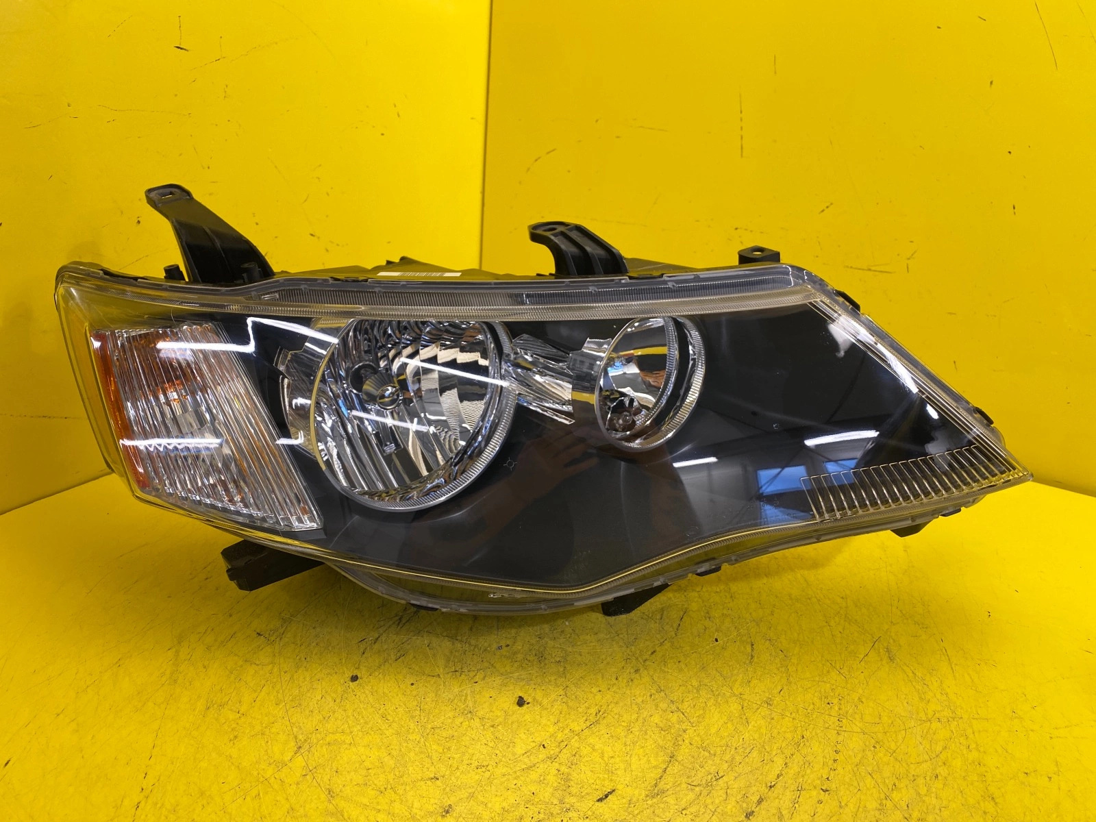 Reflektor Lampa Prawa Mitsubishi Outlander 2 II 06-10 XENON 20-12159-05-2 Autolamps Reflektor Lampa Prawa Mitsubishi Outlander 2 II 06-10 XENON 20-12159-05-2