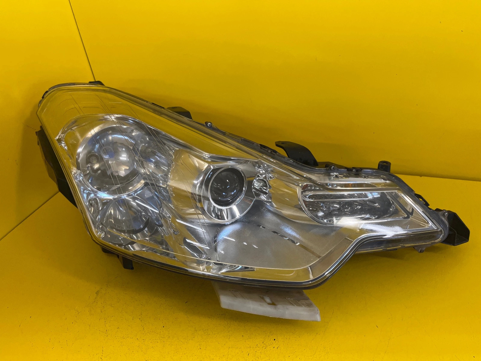 Reflektor Lampa Prawa Citroen C-CROSSER XENON 07-12 Autolamps Reflektor Lampa Prawa Citroen C-CROSSER XENON 07-12