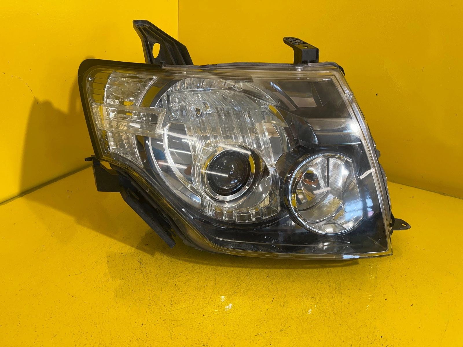 Reflektor Lampa Prawa Mitsubishi Pajero 4 IV XENON Autolamps Reflektor Lampa Prawa Mitsubishi Pajero 4 IV XENON
