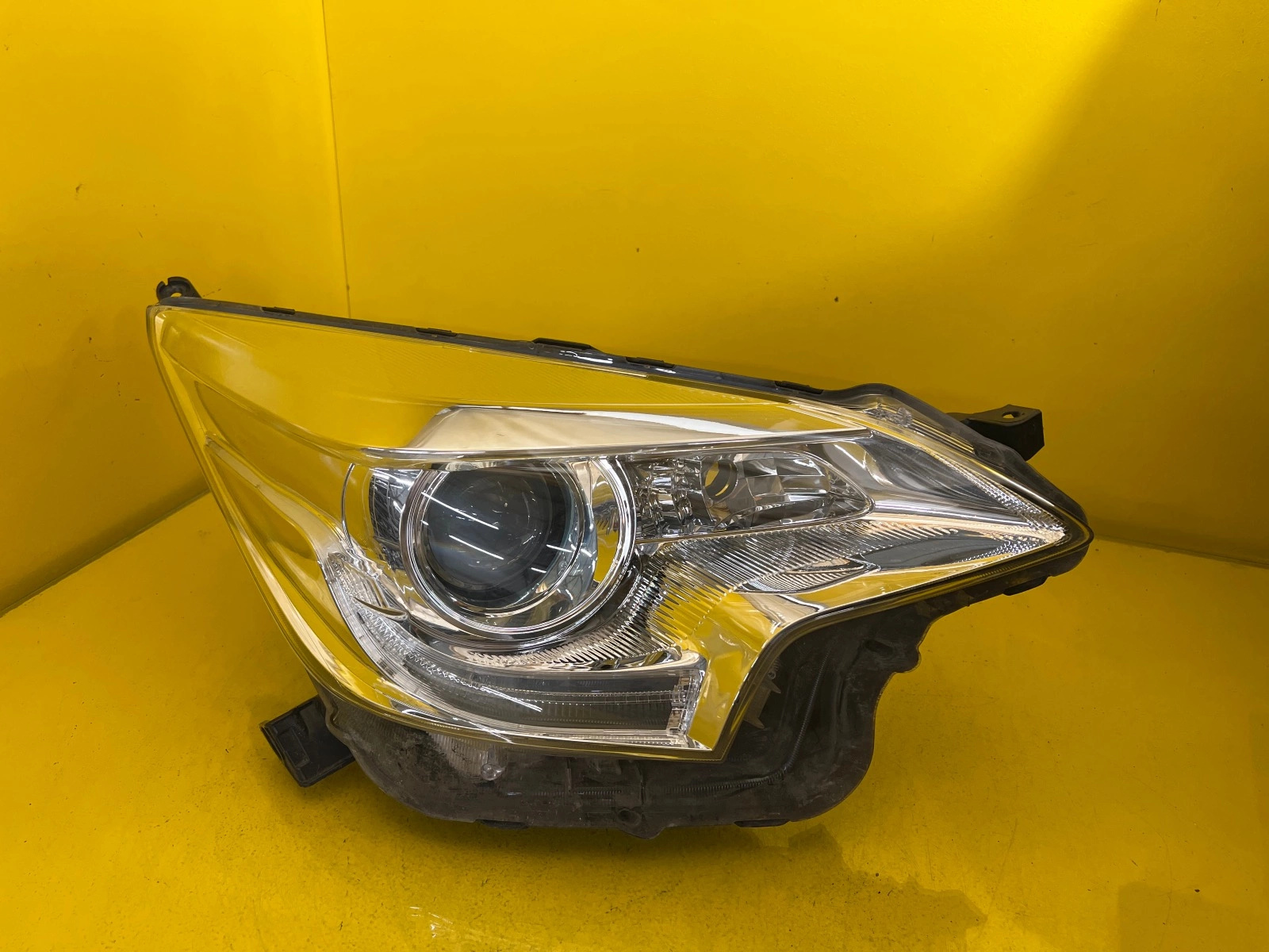 Reflektor Lampa Prawa TOYOTA VERSO S 12- LED 81110-52K00 Autolamps Reflektor Lampa Prawa TOYOTA VERSO S 12- LED 81110-52K00