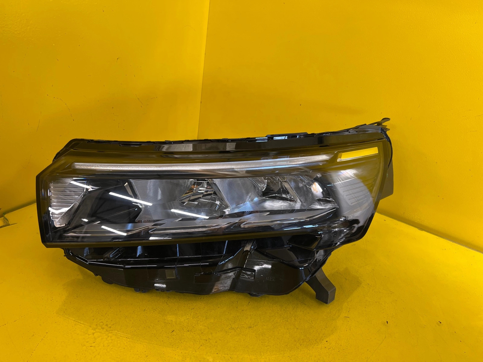 Reflektor Lampa Lewa NISSAN TOWNSTAR 21- LED 260609142R Autolamps Reflektor Lampa Lewa NISSAN TOWNSTAR 21- LED 260609142R