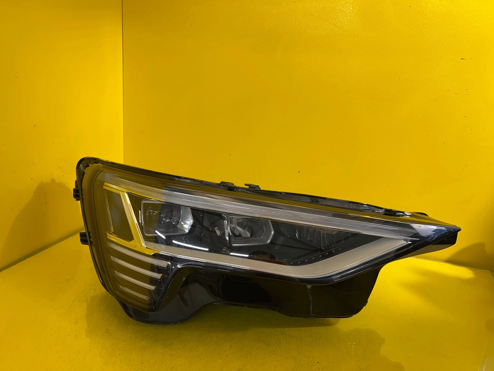 Reflektor Lampa Prawa AUDI E-TRON FULL LED 4KE941040 Autolamps Reflektor Lampa Prawa AUDI E-TRON FULL LED 4KE941040