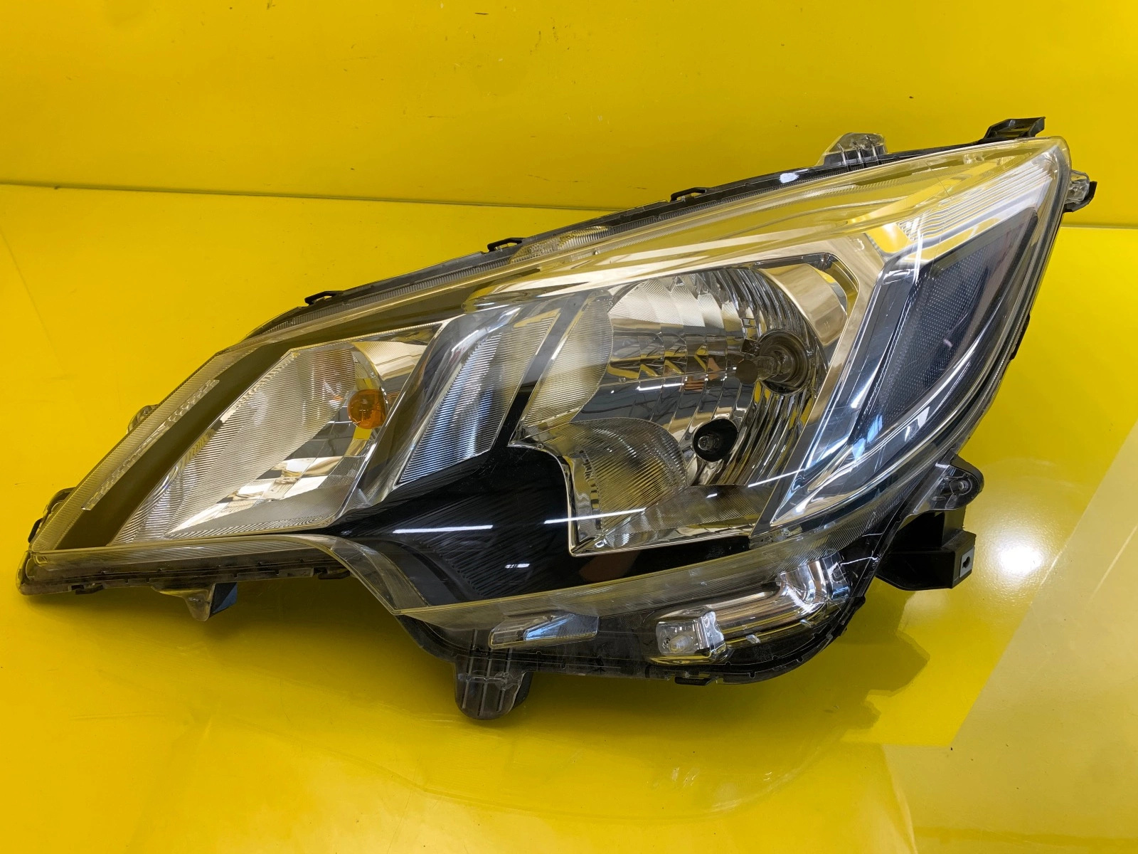 Reflektor Lampa Lewa Przednia Mitsubischi Space Star I Lift Autolamps Reflektor Lampa Lewa Przednia Mitsubischi Space Star I Lift