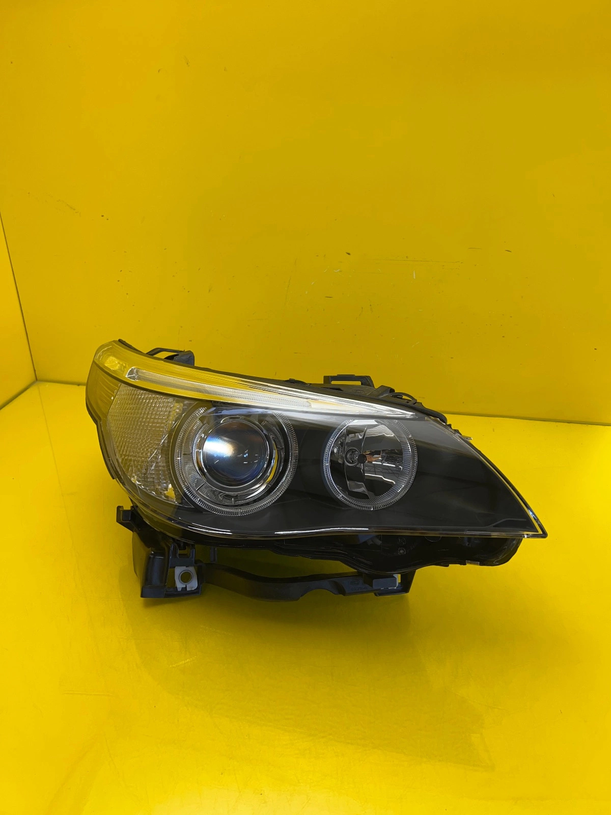 Reflektor Lampa Prawa BMW 5 E60 E61 03-06 Xenon Nieskrętna D2S Autolamps Reflektor Lampa Prawa BMW 5 E60 E61 03-06 Xenon Nieskrętna D2S