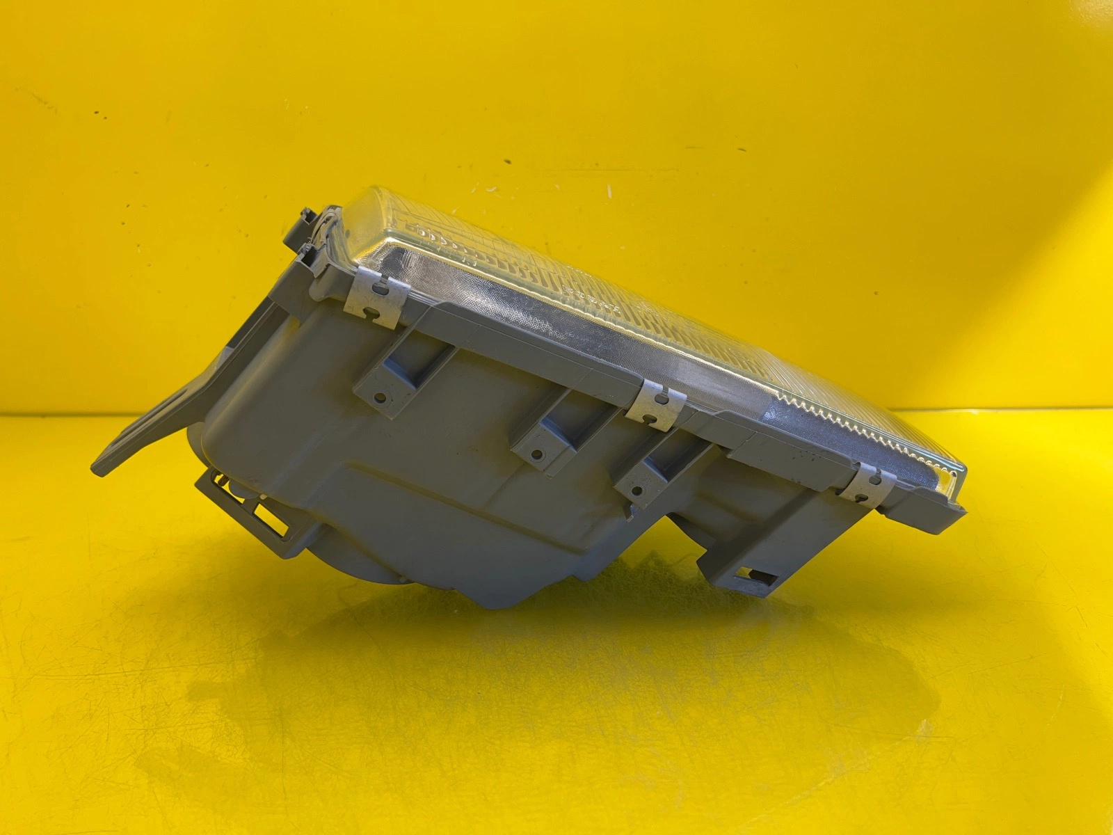 Reflektor Lampa Prawa Mercedes W126 79-91 A1268209361 Autolamps 4 Reflektor Lampa Prawa Mercedes W126 79-91 A1268209361