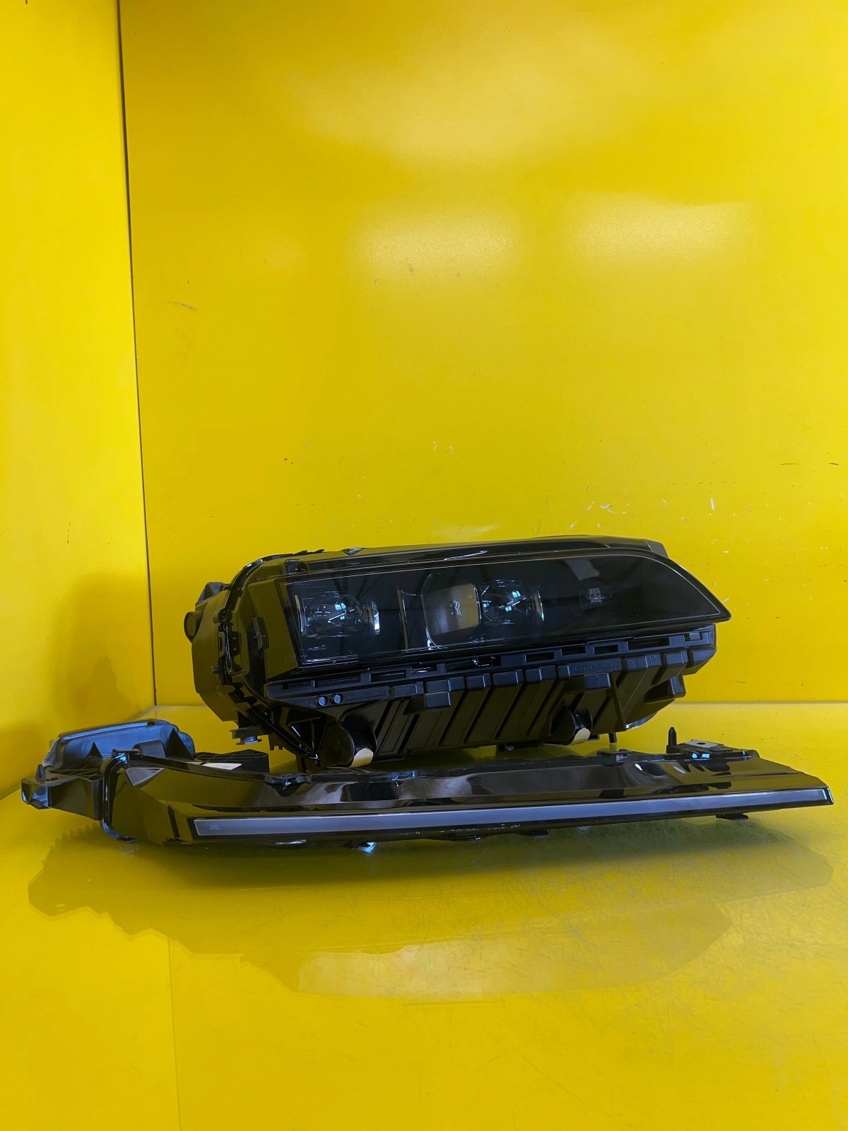 Reflektor Lampa Prawa Rolls-Royce Spectre 5A79534-01 5A16546 Autolamps Reflektor Lampa Prawa Rolls-Royce Spectre 5A79534-01 5A16546