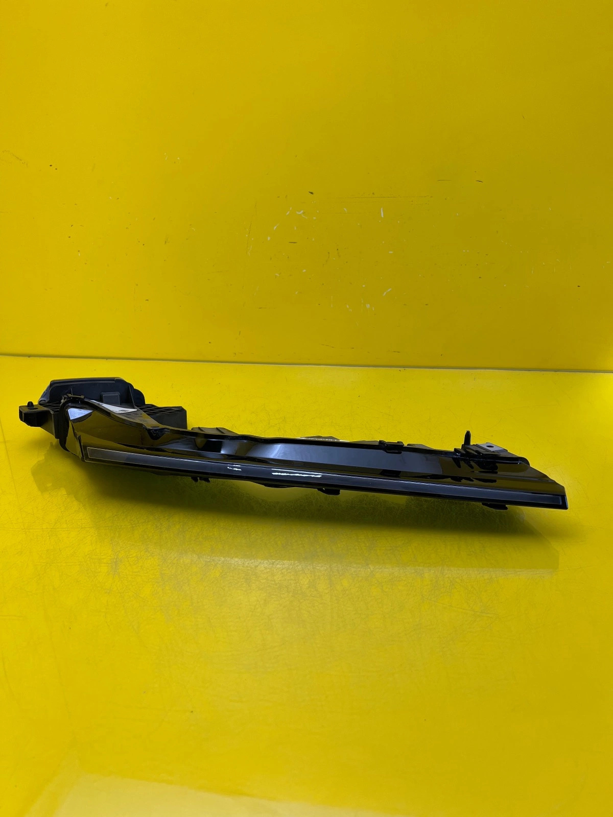 Reflektor Lampa Prawa Przednia Górna Rolls Royce Spectre Led DRL 2024 UK 5A16546-04 Autolamps Reflektor Lampa Prawa Przednia Górna Rolls Royce Spectre Led DRL 2024 UK 5A16546-04