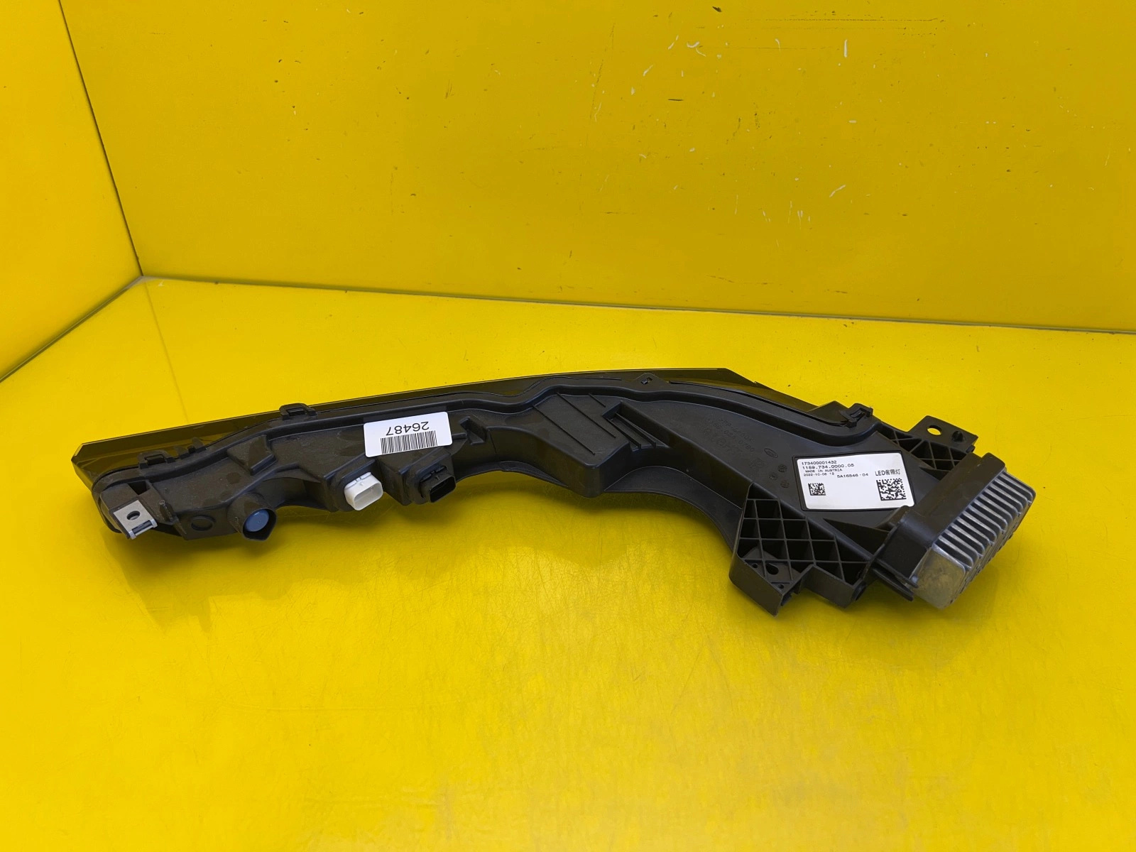 Reflektor Lampa Prawa Przednia Górna Rolls Royce Spectre Led DRL 2024 UK 5A16546-04 Autolamps 4 Reflektor Lampa Prawa Przednia Górna Rolls Royce Spectre Led DRL 2024 UK 5A16546-04