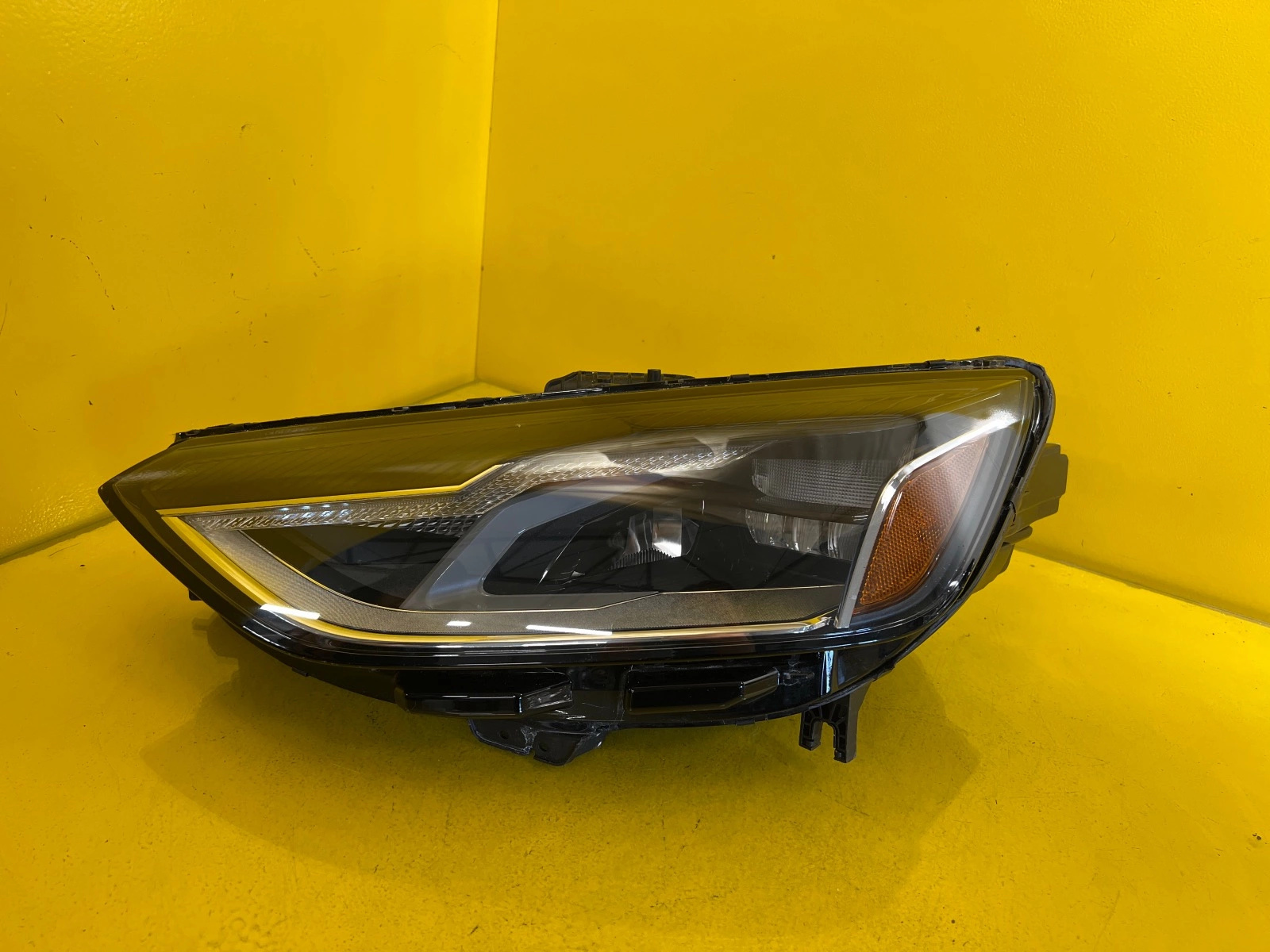 Reflektor LAMPA LEWA PRZEDNIA AUDI A4 B9 LIFT 8W0941011 USA FULL LED Autolamps Reflektor LAMPA LEWA PRZEDNIA AUDI A4 B9 LIFT 8W0941011 USA FULL LED