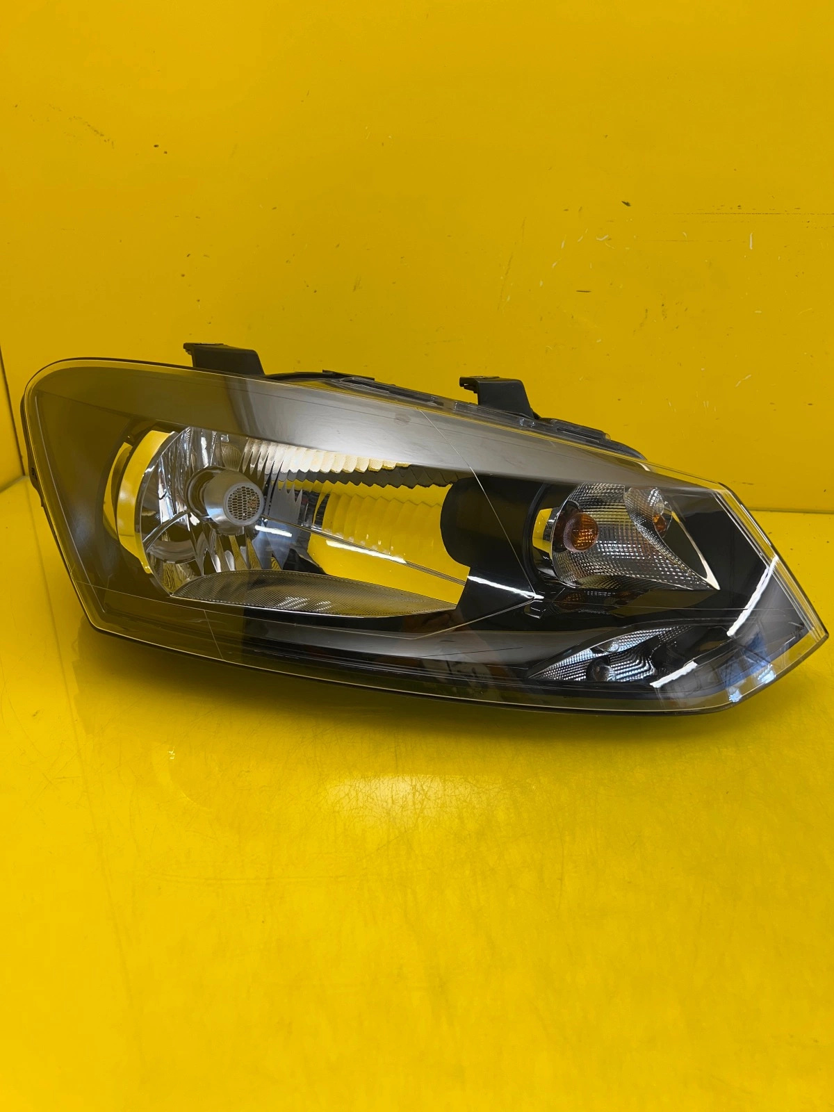 Reflektor Lampa Prawa Przednia VW Polo V 6R0 6R1941016E Autolamps Reflektor Lampa Prawa Przednia VW Polo V 6R0 6R1941016E
