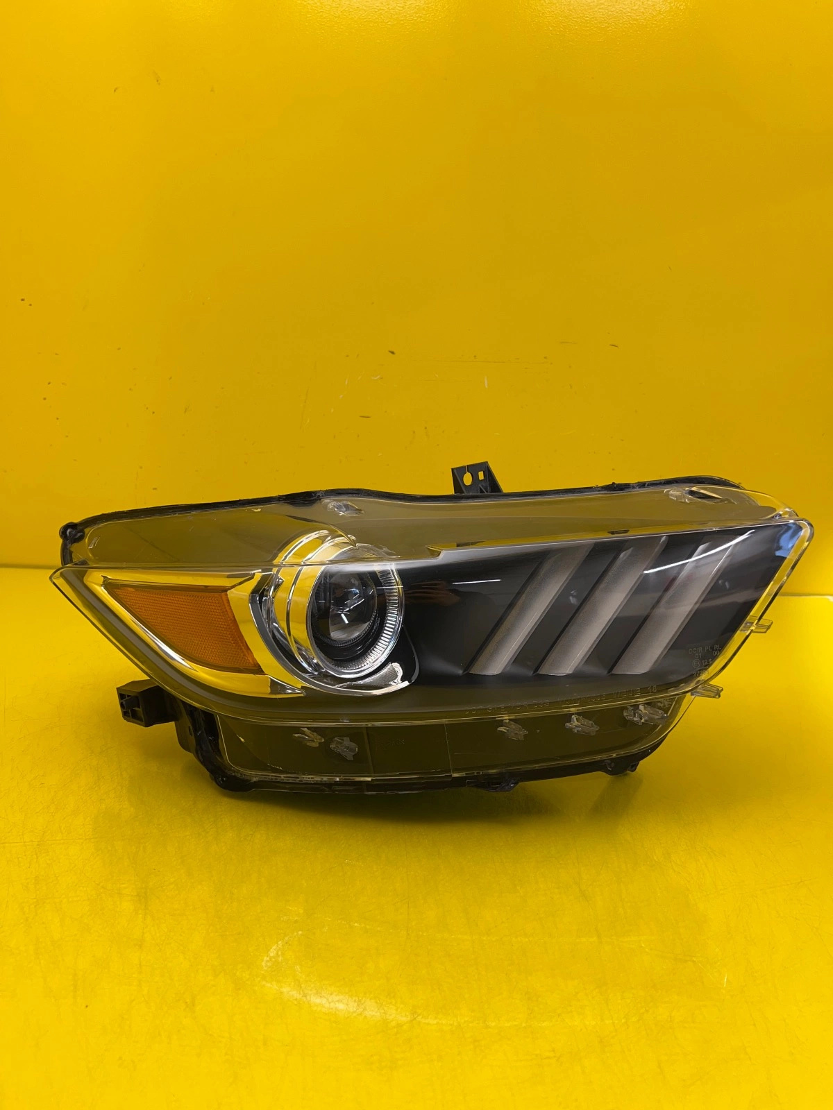 Reflektor Lampa Prawa Przednia Ford Mustang VI 15-17 Xenon USA Autolamps Reflektor Lampa Prawa Przednia Ford Mustang VI 15-17 Xenon USA